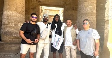 معابد الأقصر تستقبل لاعبين من مشاهير كرة القدم الأمريكية.. صور