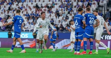 الهلال يسقط في فخ التعادل أمام الشباب 2-2 في قمة مثيرة بالدوري السعودي