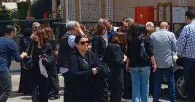 تشييع جنازة زوج سناء منصور بحضور هالة سرحان وريهام السهلي وسالي شاهين