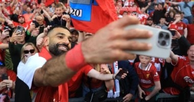 محمد صلاح يرفع علم مصر فى احتفالات ليفربول بلقب الدوري الإنجليزي.. فيديو
