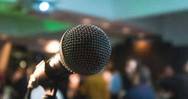 امرأة تُصاب بفيروس الهربس بسبب قرب ميكروفون الكاريوكى من فمها