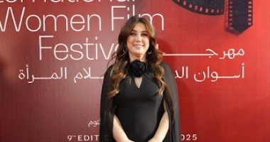 منى زكى تهنئ كندة علوش بعد تكريمها فى مهرجان أسوان: تستاهلى كل حاجة حلوة