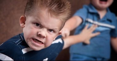 فتاة تقتل شقيقتها بسبب ريموت.. علاج العنف عند الأطفال وعلامات مبكرة له