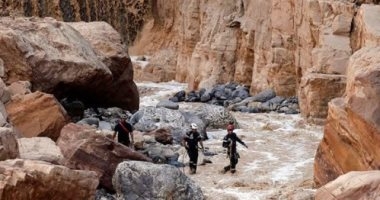 سيول عارمة تجتاح مدينة البترا في الأردن والسلطات تجلى السياح.. فيديو