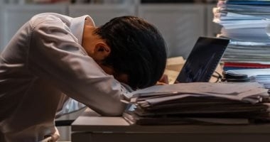 علماء يحذرون: تجاوز 52 ساعة عمل فى الأسبوع يضر الدماغ