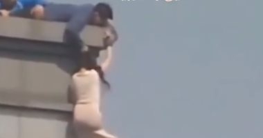 شعرها أنقذها من الموت.. فيديو لفتاة تحاول إلقاء نفسها من الدور الـ20