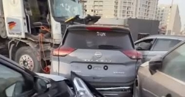 تهشم 7 سيارات بعد اصطدام تريلا بها داخل معرض بالقطامية.. صور