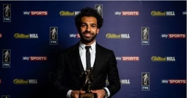 محمد صلاح يتسلم جائزة "لاعب الموسم" من رابطة الكتاب 22 مايو