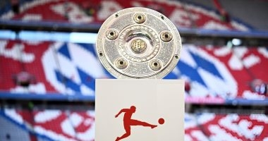 درع الدوري الألماني يزين ملعب "أليانز آرينا" قبل مباراة احتفال البايرن.. صور