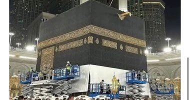 استعدادًا لموسم الحج.. رفع كسوة الكعبة "صور"