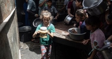 قانونى: تجويع غزة جريمة حرب واضحة.. والبيان الثلاثي يجب أن يتحول لفعل لا مجرد كلام