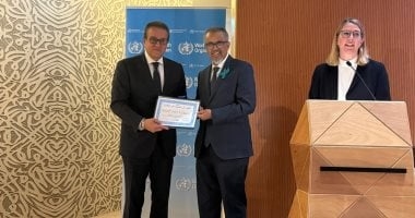 وزير الصحة يتسلم شهادة قضاء مصر على انتقال جميع طفليات الملاريا البشرية