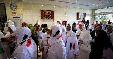 شاهد فرحة الحجاج المصريين لدى وصولهم مدينة رسول الله.. فيديو وصور