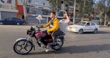 تطير بجانبه كأنها روحه.. مشهد أبهر الملايين لشاب مصرى وطائر عجيب (فيديو)