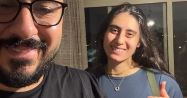 نور الشربينى تصل القاهرة برفقة أسرتها بعد التتويج ببطولة العالم للاسكواش