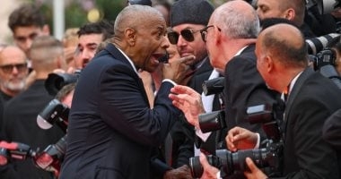 خناقة دينزل واشنطن على السجادة الحمراء لمهرجان كان السينمائى.. فيديو