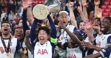 مراسم تتويج توتنهام بلقب الدوري الأوروبي للمرة الثالثة فى تاريخه.. فيديو وصور