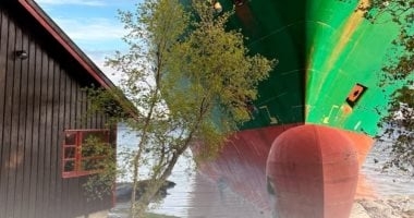 شاهد سفينة حاويات ضخمة طولها 135 مترا تقتحم حديقة منزل فى النرويج