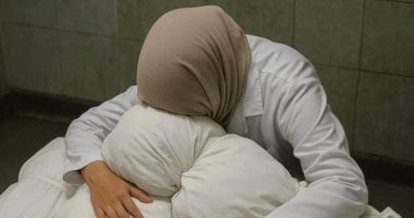 آلاء النجار.. صور تبرز وداع الطبيبة الفلسطينية لأبنائها التسعة بعد استشهادهم
