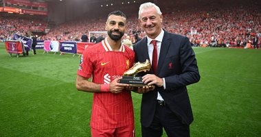 محمد صلاح يتسلم جائزة الحذاء الذهبى للبريميرليج وأفضل صانع أهداف.. فيديو