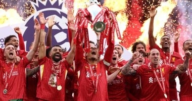 مراسم تتويج محمد صلاح ورفاقه بلقب الدوري الإنجليزي 2025.. فيديو