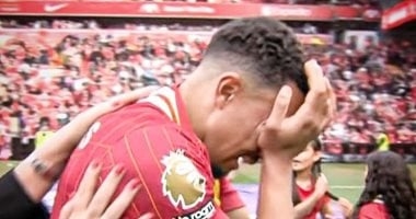 ترينت ألكسندر أرنولد يبكي مع عائلته في وداع نادي ليفربول بملعب الأنفيلد
