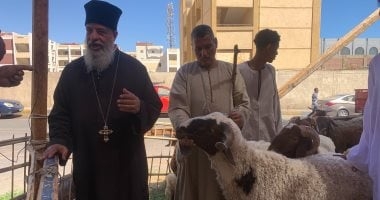 عادة كل سنة.. قس يشترى خروف العيد لمشاركة المسلمين فى الأضحية (فيديو وصور)