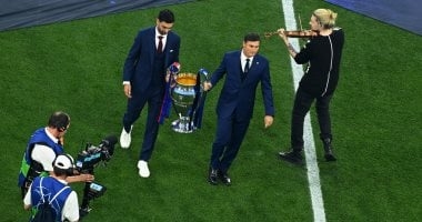 بي إس جي ضد الإنتر.. زانيتي وباستوري يحملان كأس أوروبا قبل انطلاق النهائى