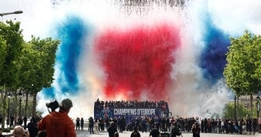 موكب باريس سان جيرمان يطوف شوارع فرنسا احتفالا بلقب دوري أبطال أوروبا.. فيديو