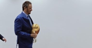 رئيس بيراميدز يحضر اجتماع اتحاد الكرة والأندية حاملا كأس دورى أبطال أفريقيا