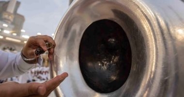 حين يتعطر البيت.. شاهد تطيب الكعبة في مشاهد روحانية