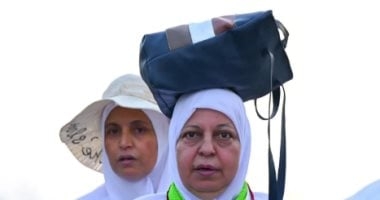 حجاج بيت الله الحرام يصعدون جبل عرفات.. فيديو وصور