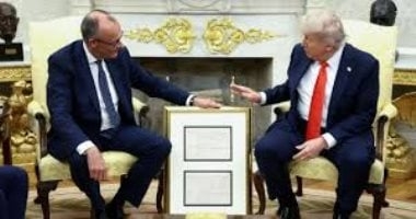 شهادة ميلاد جد ترامب.. شاهد سر هدية المستشار الألمانى للرئيس الأمريكى