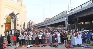 بهجة عيد الأضحى.. البلالين والهدايا تُلوّن ساحة مسجد القبة الخضراء