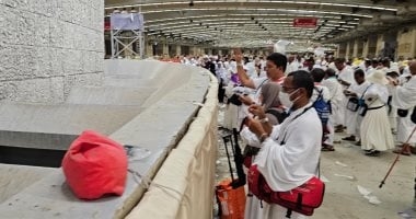 حجاج الجمعيات الأهلية يؤدون رمى الجمرات فى أول أيام التشريق
