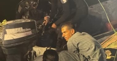 انتشال رضيع والدفع بغطاسين للبحث عن 4 مفقودين في حادث انقلاب تروسيكل بالنيل بأسيوط