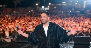 حماقى يتألق فى حفل ضخم على شاطئ المنصورة الجديدة