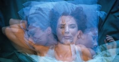 هل تشعر بأن ما يحدث حولك غير حقيقى.. ما "الانفصال عن الواقع"؟