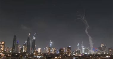 شاهد.. الصواريخ الإيرانية تضرب سماء تل أبيب وصافرات الإنذار تدوى