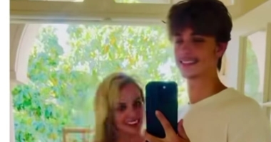 عمره 17 سنة وأطول منها.. بريتني سبيرز تشارك الجمهور صورة مع ابنها