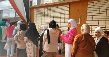 طلاب الثانوية العامة يبدأون امتحانى اللغة الثانية والاقتصاد.. وزير التعليم يتابع انطلاق الاختبارات ودخول الطلاب من غرفة العمليات المركزية.. اللجان تجرى تفتيشا للطلاب لعدم السماح بدخول وسائل الغش.. صور