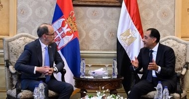 رئيس الوزراء يستقبل رئيس وزراء صربيا بمطار القاهرة الدولي