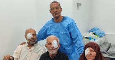 طبيب عيون بقنا يجرى جراحات بالمجان لـ 3 مسنين من غزة