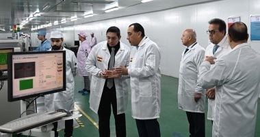 رئيس الوزراء يقوم بجولة فى مشروع تصنيع أجهزة شاشات التليفزيون والهواتف بمصنع "صافي جروب"