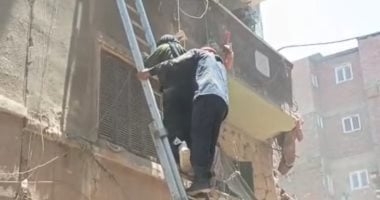 عقار حدائق القبة المنهار.. سيدة تصرخ بحثا عن أطفالها