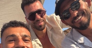 محمد صلاح يقضى الإجازة رفقة عبد الله السعيد وحجازى على الشاطئ