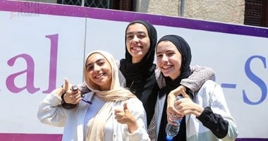 طلاب الثانوية العامة: امتحان الرياضيات البحتة الأسهل حتى الآن "فيديو"