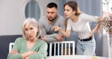حماتي معاها مفتاح البيت وبتدخل دون استئذان.. عضو بمركز الأزهر ترد على متصلة