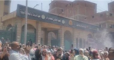 طلاب "إعلام الزقازيق" يحتلفون بتخرجهم بالشماريخ والطبل البلدى.. فيديو