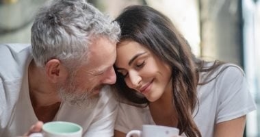 لماذا تنجذب بعض النساء إلى الرجال الأكبر سنًا؟ اعرف الأسباب النفسية